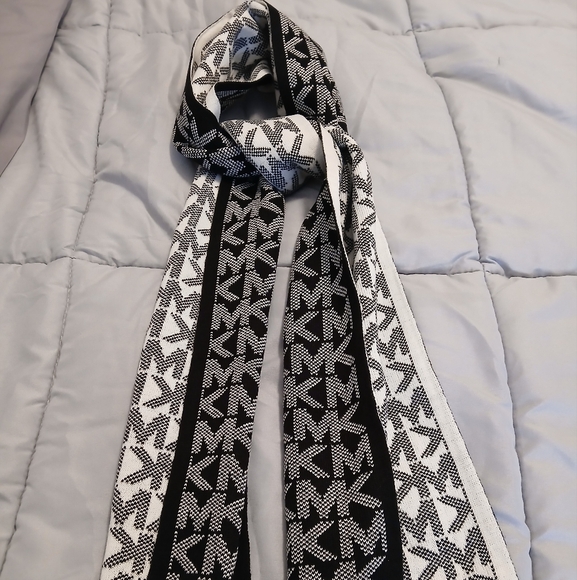 Michael Kors new with tags Repeat Logo winter knit Scarf.  Black & White. - Picture 1 of 4